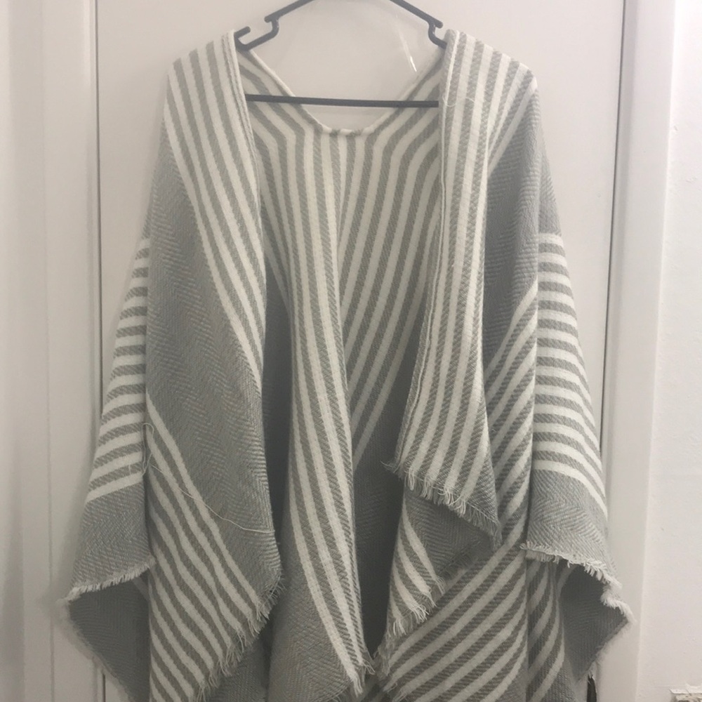 Nordstrom poncho never worn